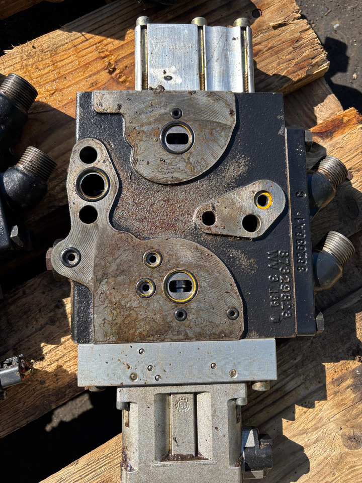 CNH New Holland Case T7, T7000, Puma T7040 Sekcja Rozdzielacza 87329823 51443155 59999919 - Onderdelen voor Landbouwmachine: afbeelding 1 CNH New Holland Case T7, T7000, Puma T7040 Sekcja Rozdzielacza 87329823 51443155 59999919 - Onderdelen voor Landbouwmachine: afbeelding 1