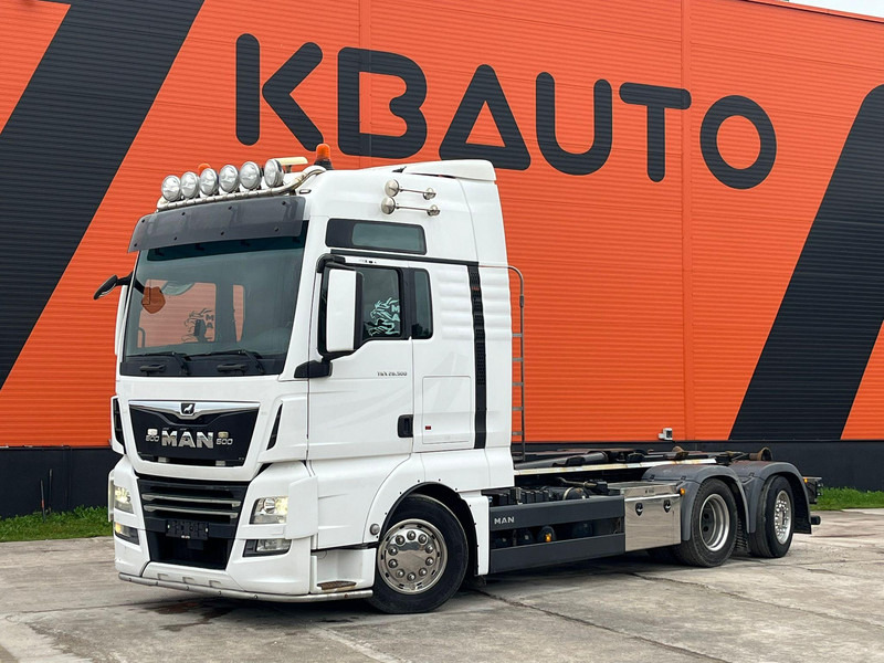 MAN TGX 26.500 6x2*4 HIAB XR 21 ton / CHASSIS L=5300 mm - Haakarmsysteem vrachtwagen: afbeelding 1 MAN TGX 26.500 6x2*4 HIAB XR 21 ton / CHASSIS L=5300 mm - Haakarmsysteem vrachtwagen: afbeelding 1