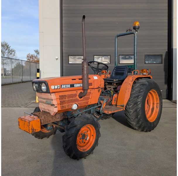 Kubota B8200 D8200 - Tractor: afbeelding 1 Kubota B8200 D8200 - Tractor: afbeelding 1