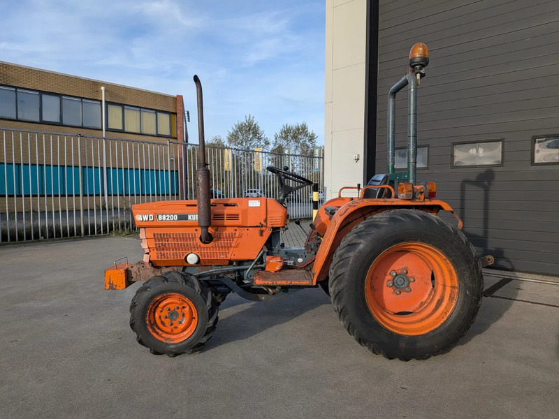 Kubota B8200 D8200 - Tractor: afbeelding 2 Kubota B8200 D8200 - Tractor: afbeelding 2