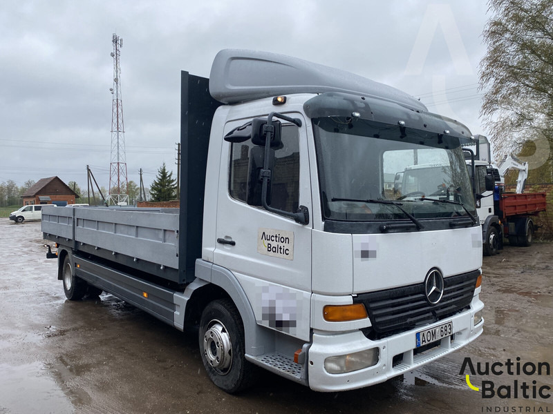 Mercedes-Benz 815 - Vrachtwagen met open laadbak: afbeelding 2 Mercedes-Benz 815 - Vrachtwagen met open laadbak: afbeelding 2