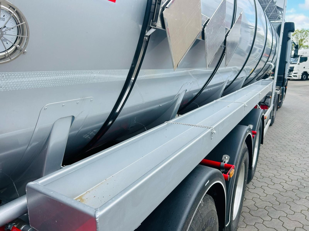 Kässbohrer STS.SS Edelstahl Tankauflieger Bitumen 32m³ - Tankoplegger: afbeelding 4 Kässbohrer STS.SS Edelstahl Tankauflieger Bitumen 32m³ - Tankoplegger: afbeelding 4