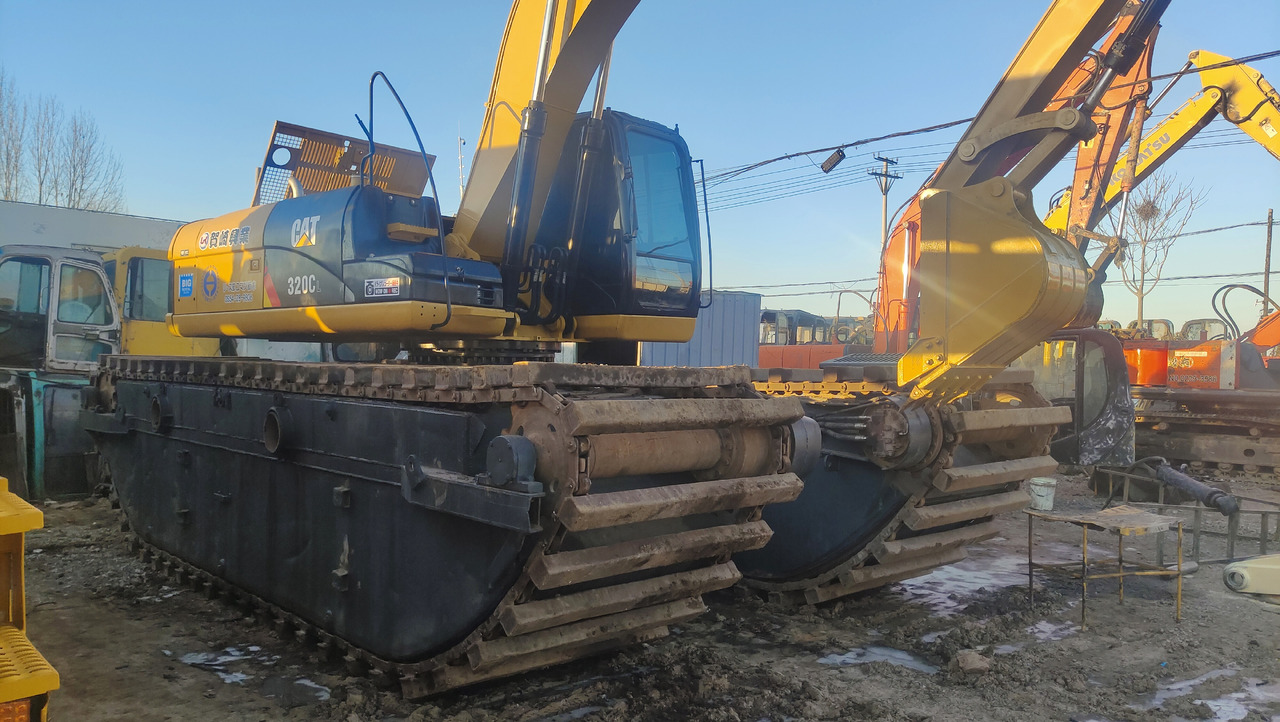 CATERPILLAR 320C - Amfibische graafmachine: afbeelding 1 CATERPILLAR 320C - Amfibische graafmachine: afbeelding 1
