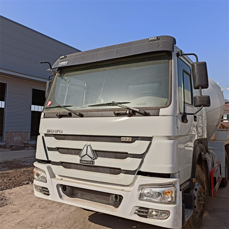 HOWO HOWO-white mixer pump truck - Mixerpomp: afbeelding 4 HOWO HOWO-white mixer pump truck - Mixerpomp: afbeelding 4