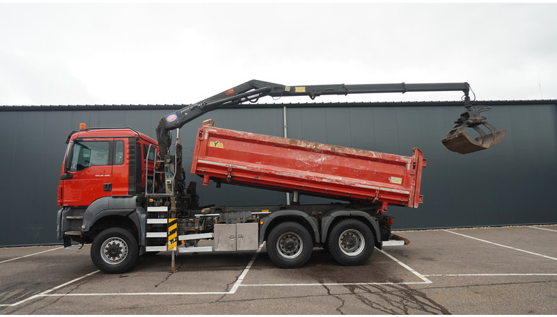 MAN TGS 28.400 6X6 2 SIDE TIPPER WITH HMF 1643 CRANE 376.400KM - Kraanwagen: afbeelding 1 MAN TGS 28.400 6X6 2 SIDE TIPPER WITH HMF 1643 CRANE 376.400KM - Kraanwagen: afbeelding 1
