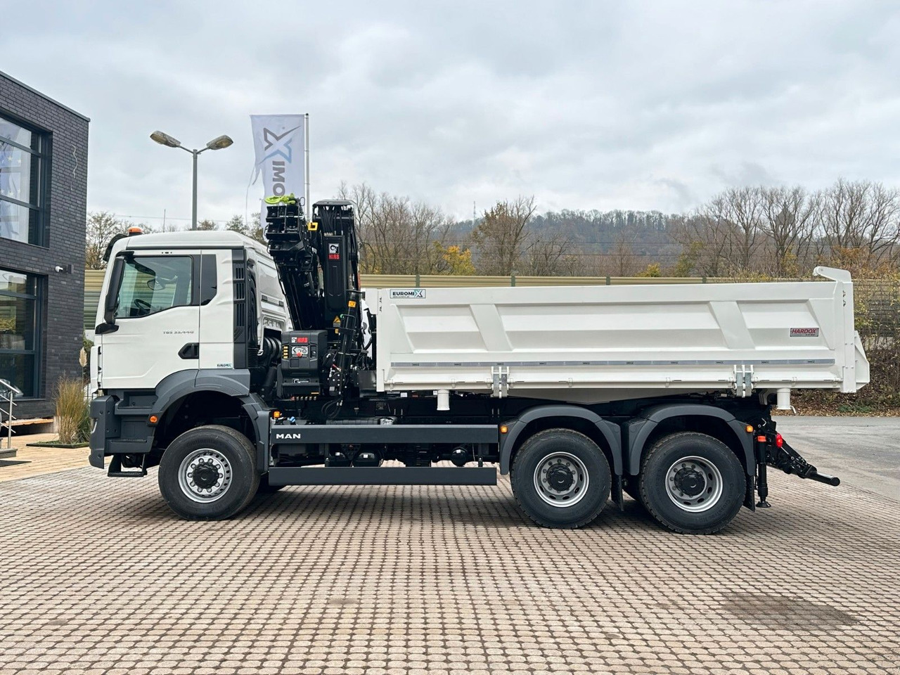 MAN TGS 33.440 6x6 /3-Seiten- Kipper / Kran HIAB 302 - Kipper vrachtwagen, Kraanwagen: afbeelding 2 MAN TGS 33.440 6x6 /3-Seiten- Kipper / Kran HIAB 302 - Kipper vrachtwagen, Kraanwagen: afbeelding 2