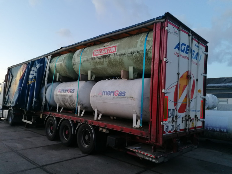 Curtain semi-trailer with used aboveground 2700 &4850L tanks Gas, Gaz, LPG, GPL, Propane, Butane tank ID 8.370 - Tankoplegger: afbeelding 1 Curtain semi-trailer with used aboveground 2700 &4850L tanks Gas, Gaz, LPG, GPL, Propane, Butane tank ID 8.370 - Tankoplegger: afbeelding 1