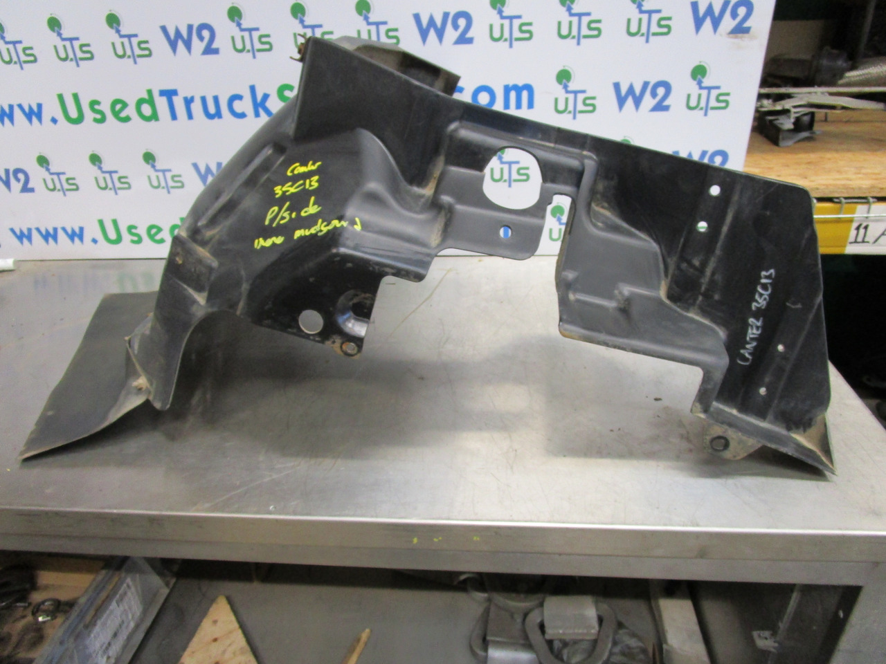 MITSUBISHI CANTER 35C INNER P/S MUDGUARD - Cabine en interieur voor Vrachtwagen: afbeelding 1 MITSUBISHI CANTER 35C INNER P/S MUDGUARD - Cabine en interieur voor Vrachtwagen: afbeelding 1