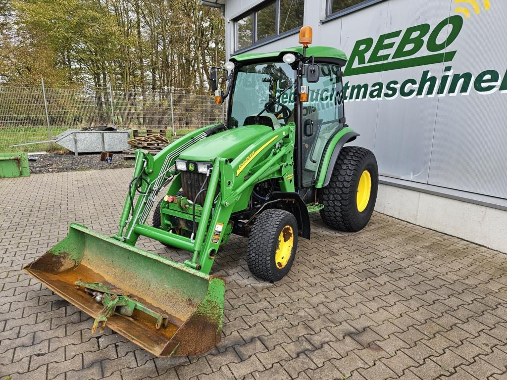 John Deere 4720 - Gemeentelijke tractor: afbeelding 1 John Deere 4720 - Gemeentelijke tractor: afbeelding 1