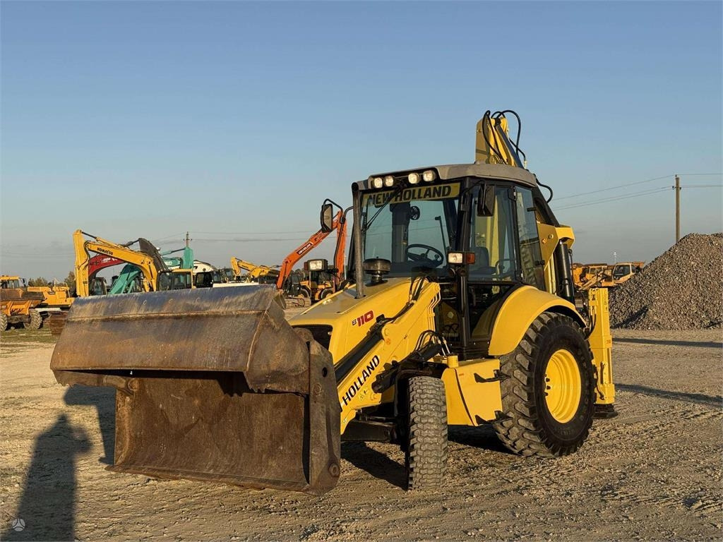 New Holland B 110-4PT , 2 quick couplers - Graaflaadmachine: afbeelding 2 New Holland B 110-4PT , 2 quick couplers - Graaflaadmachine: afbeelding 2