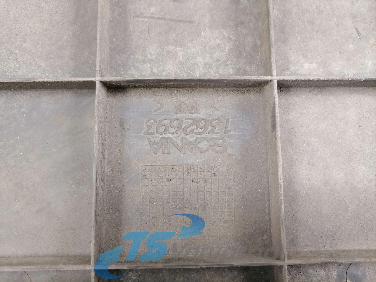 Scania Battery cover 1362693 - Batterij voor Vrachtwagen: afbeelding 3 Scania Battery cover 1362693 - Batterij voor Vrachtwagen: afbeelding 3