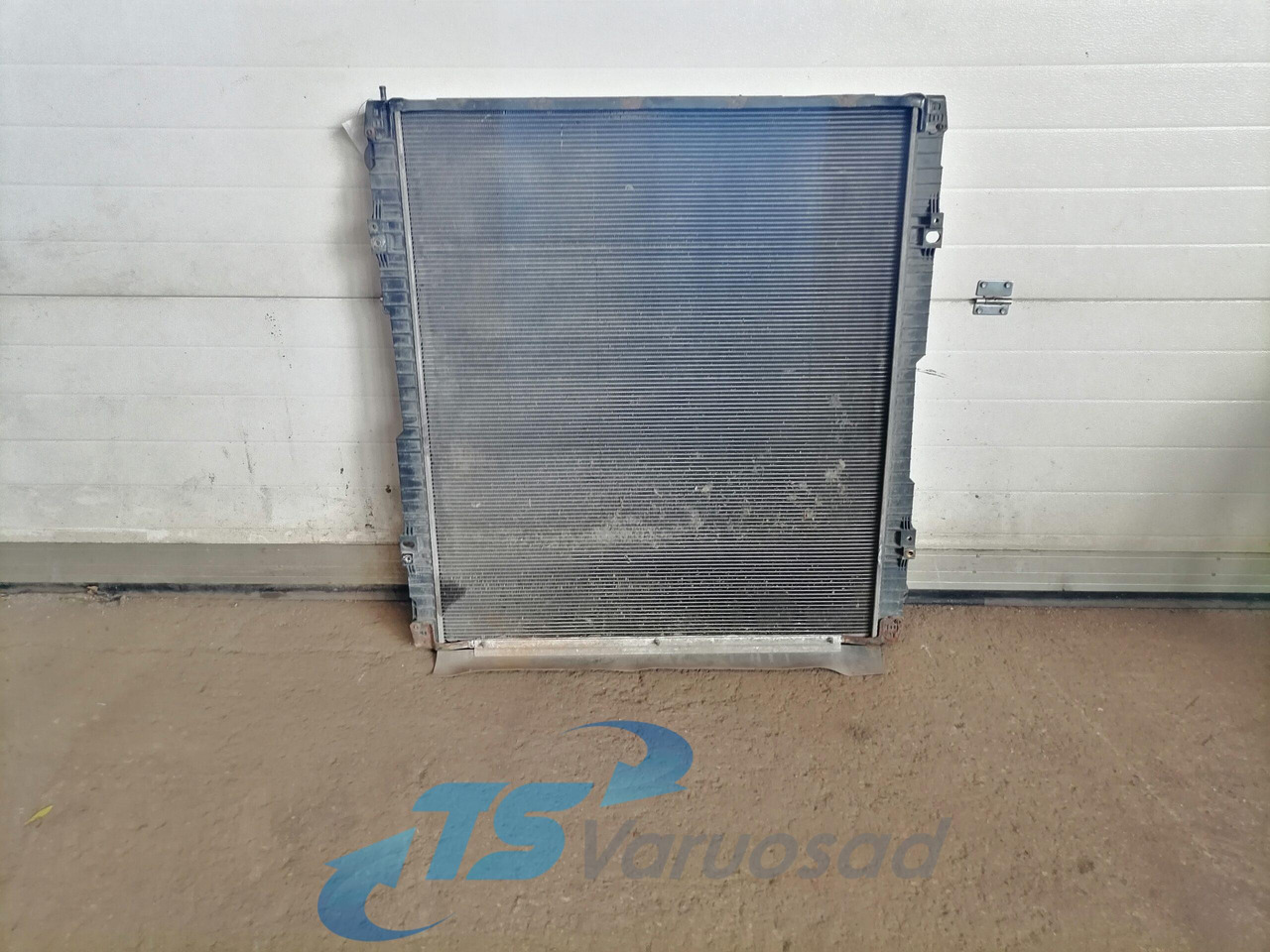 Scania Cooling radiator 1784616 - Radiateur voor Vrachtwagen: afbeelding 2 Scania Cooling radiator 1784616 - Radiateur voor Vrachtwagen: afbeelding 2