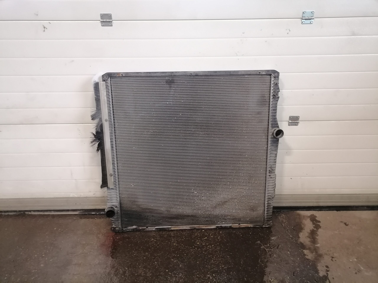 Scania Cooling radiator 1851542 - Radiateur voor Vrachtwagen: afbeelding 1 Scania Cooling radiator 1851542 - Radiateur voor Vrachtwagen: afbeelding 1