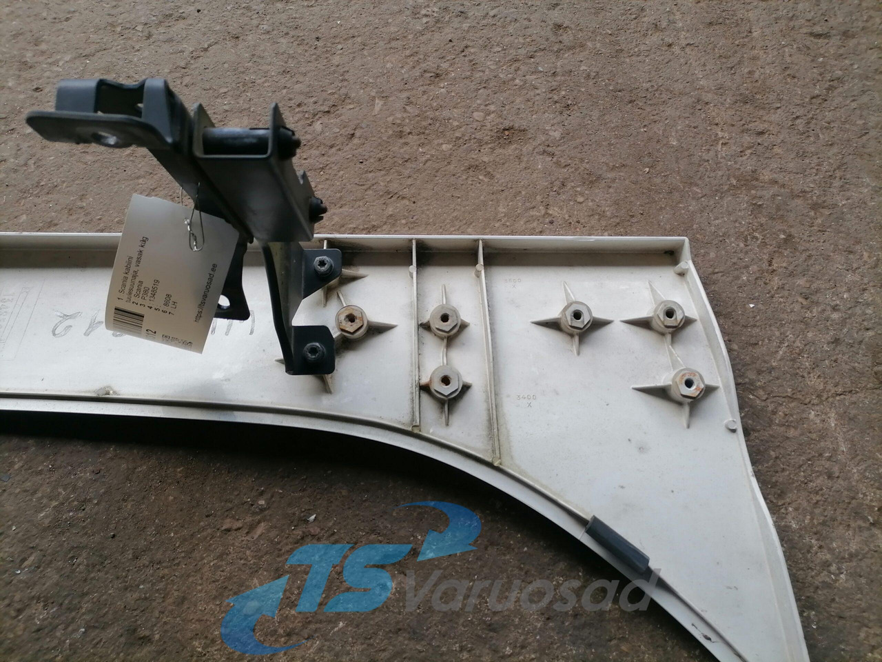 Scania Scania kabiini tuulesuunaja, vasak külg 1348519 - Aerokit/ Spoiler voor Vrachtwagen: afbeelding 2 Scania Scania kabiini tuulesuunaja, vasak külg 1348519 - Aerokit/ Spoiler voor Vrachtwagen: afbeelding 2