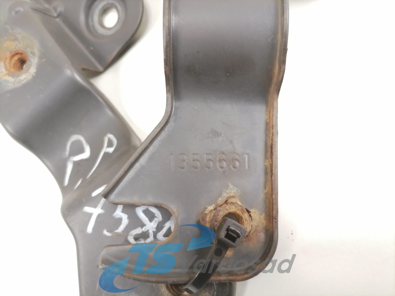 Scania Sun visor bracket 1355661 - Carrosserie en exterieur voor Vrachtwagen: afbeelding 2 Scania Sun visor bracket 1355661 - Carrosserie en exterieur voor Vrachtwagen: afbeelding 2