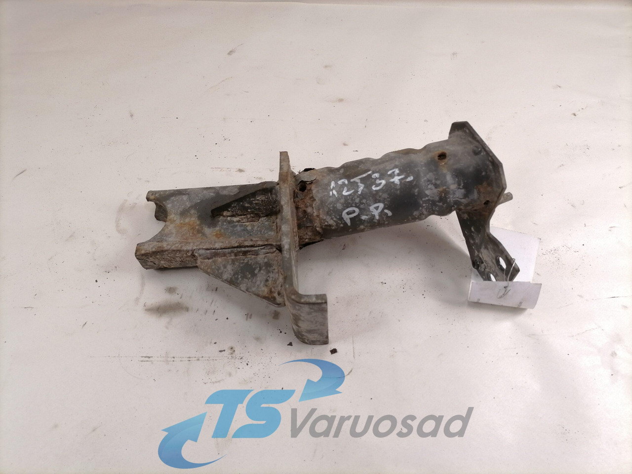 Volvo Bumper bracket 82943981 - Bumper voor Vrachtwagen: afbeelding 1 Volvo Bumper bracket 82943981 - Bumper voor Vrachtwagen: afbeelding 1