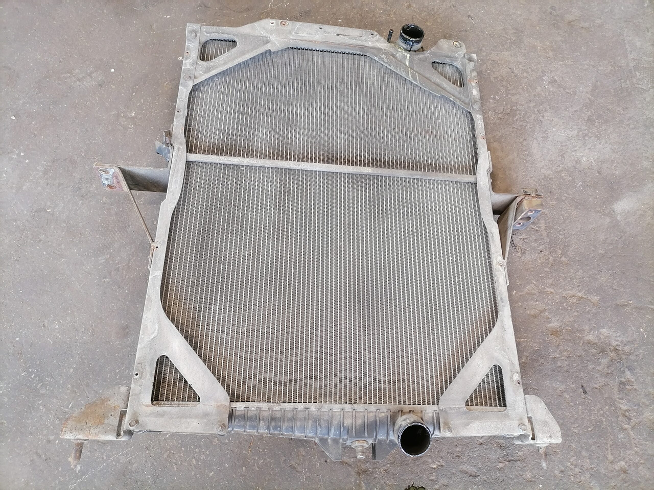 Volvo Cooling radiator 20536920 - Radiateur voor Vrachtwagen: afbeelding 2 Volvo Cooling radiator 20536920 - Radiateur voor Vrachtwagen: afbeelding 2