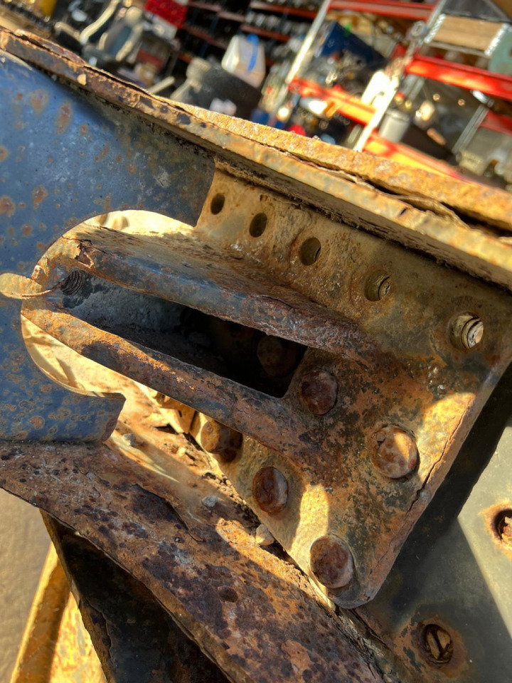 Volvo V-rod bracket 20393738 - As en onderdelen voor Vrachtwagen: afbeelding 2 Volvo V-rod bracket 20393738 - As en onderdelen voor Vrachtwagen: afbeelding 2