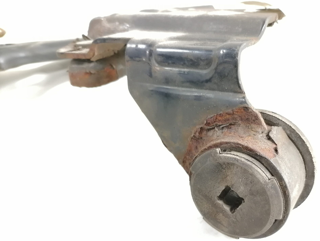 Volvo lower grille carrier hinge 20425954 - Rooster voor Vrachtwagen: afbeelding 3 Volvo lower grille carrier hinge 20425954 - Rooster voor Vrachtwagen: afbeelding 3