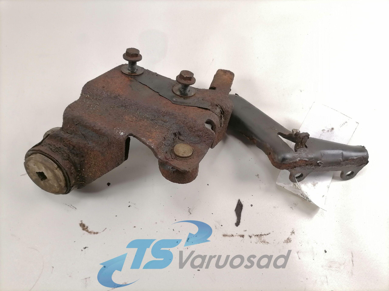 Volvo lower grille carrier hinge 20545095 - Rooster voor Vrachtwagen: afbeelding 2 Volvo lower grille carrier hinge 20545095 - Rooster voor Vrachtwagen: afbeelding 2