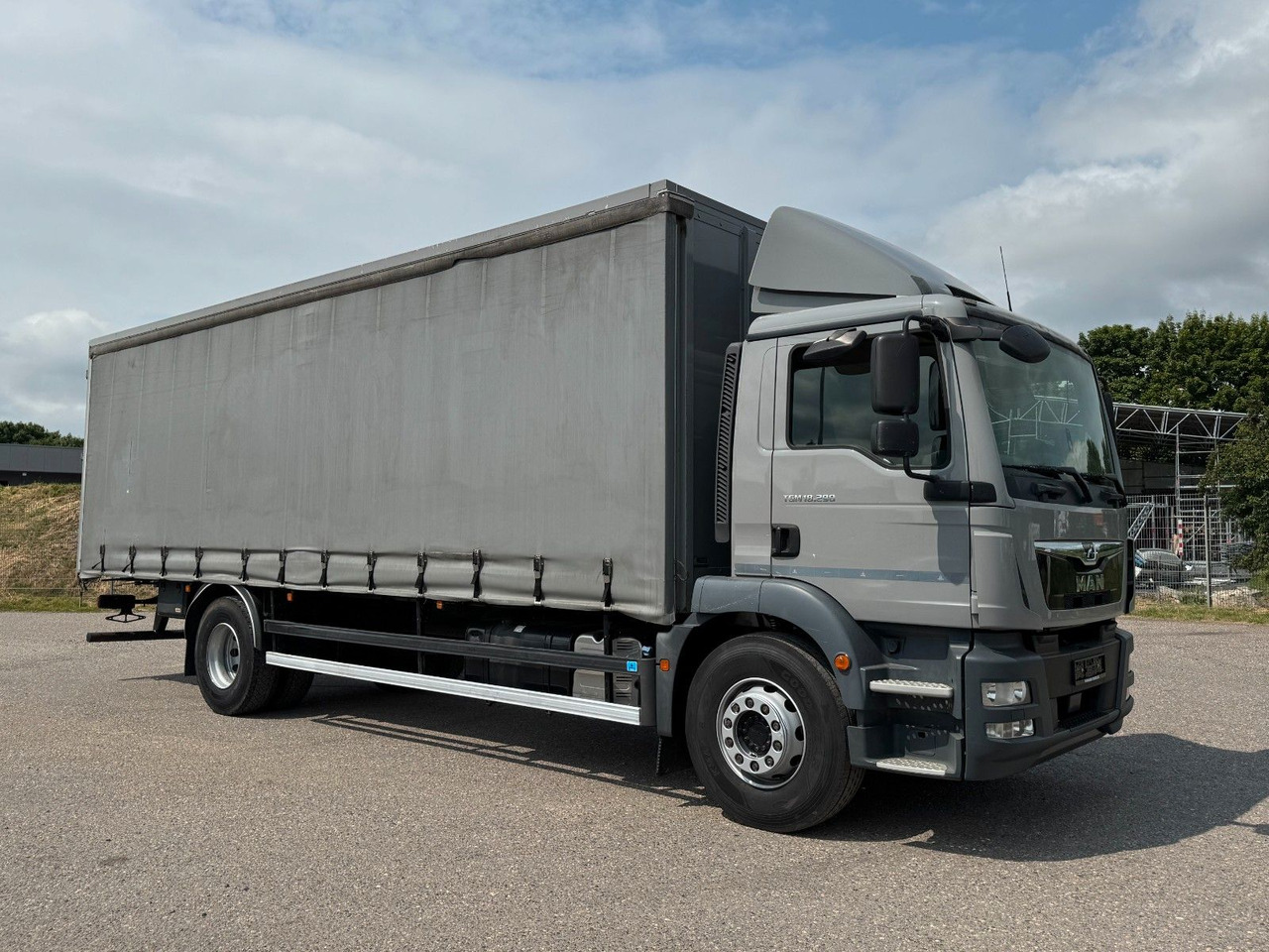 MAN 18.290 4X2 Koffer / Plane Top Zustand 8,30 Meter - Schuifzeilen vrachtwagen: afbeelding 1 MAN 18.290 4X2 Koffer / Plane Top Zustand 8,30 Meter - Schuifzeilen vrachtwagen: afbeelding 1