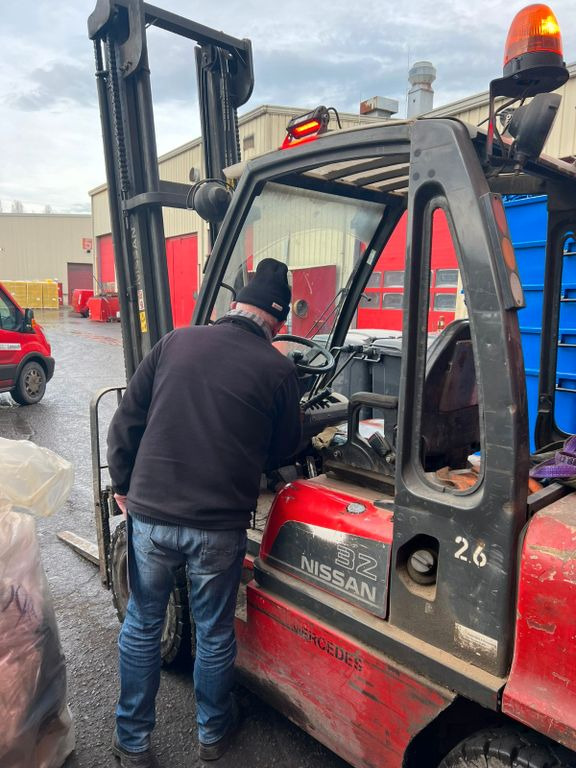 Nissan 32 Diesel 13100 Stunden - Heftruck: afbeelding 4 Nissan 32 Diesel 13100 Stunden - Heftruck: afbeelding 4