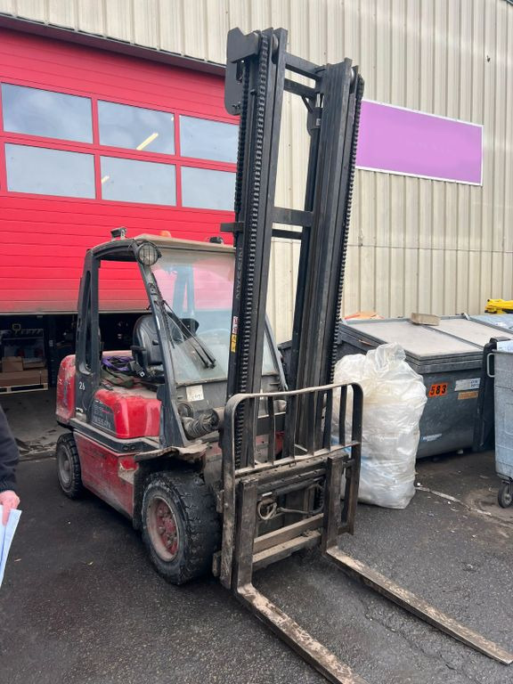 Nissan 32 Diesel 13100 Stunden - Heftruck: afbeelding 1 Nissan 32 Diesel 13100 Stunden - Heftruck: afbeelding 1