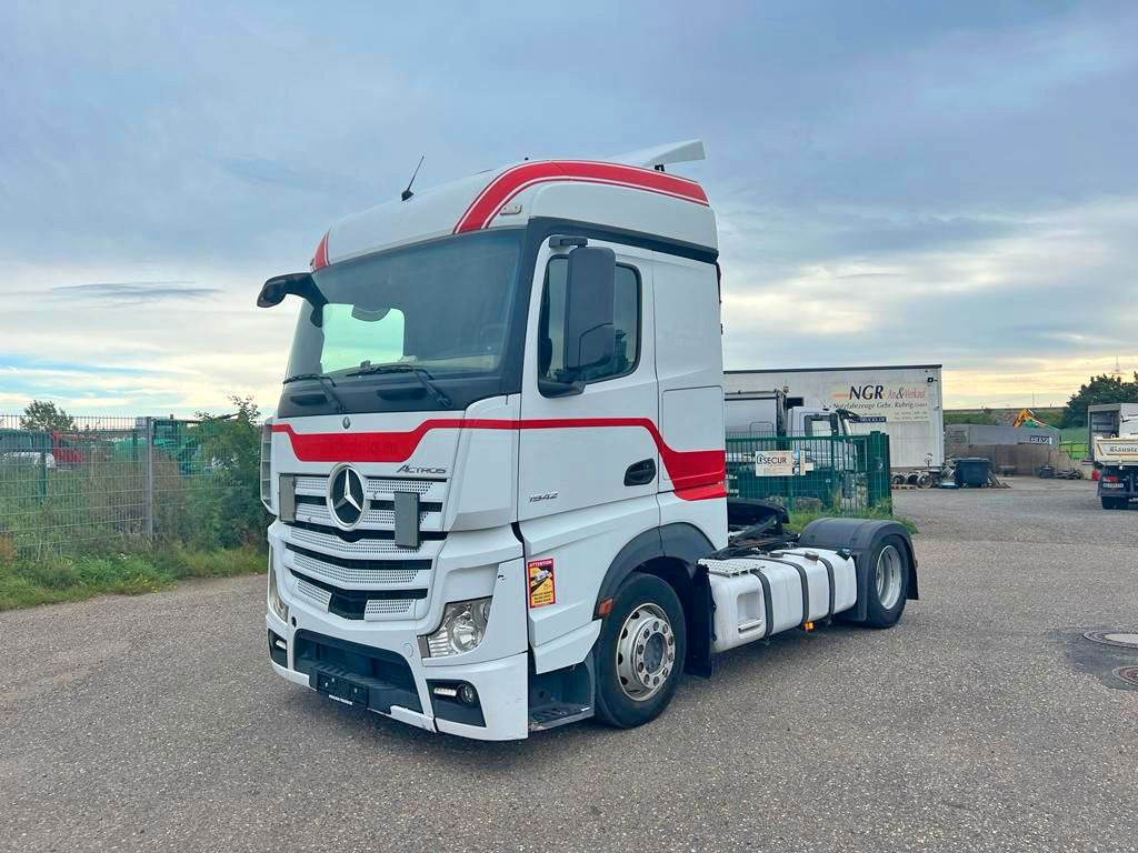 Mercedes-Benz 1842 4X2 mit Höhenverstellbarer Sattelkuppung Mercedes-Benz 1842 4X2 mit Höhenverstellbarer Sattelkuppung - Trekker: afbeelding 1 Mercedes-Benz 1842 4X2 mit Höhenverstellbarer Sattelkuppung Mercedes-Benz 1842 4X2 mit Höhenverstellbarer Sattelkuppung - Trekker: afbeelding 1