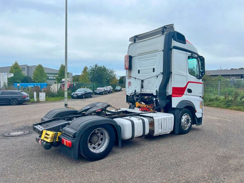 Mercedes-Benz 1842 4X2 mit Höhenverstellbarer Sattelkuppung Mercedes-Benz 1842 4X2 mit Höhenverstellbarer Sattelkuppung - Trekker: afbeelding 2 Mercedes-Benz 1842 4X2 mit Höhenverstellbarer Sattelkuppung Mercedes-Benz 1842 4X2 mit Höhenverstellbarer Sattelkuppung - Trekker: afbeelding 2