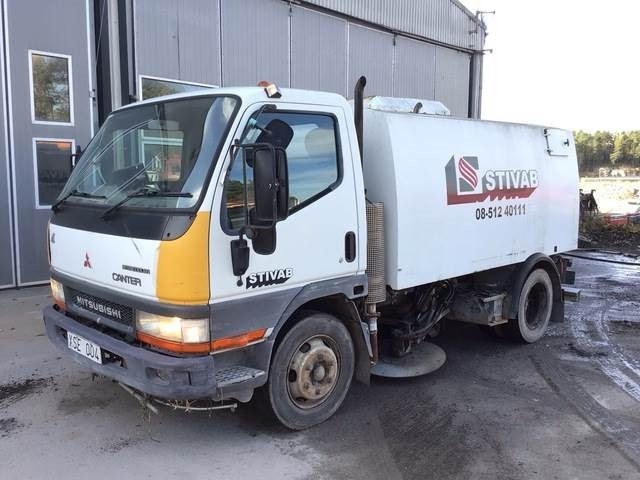 Mitsubishi Canter - Veegwagen: afbeelding 1 Mitsubishi Canter - Veegwagen: afbeelding 1