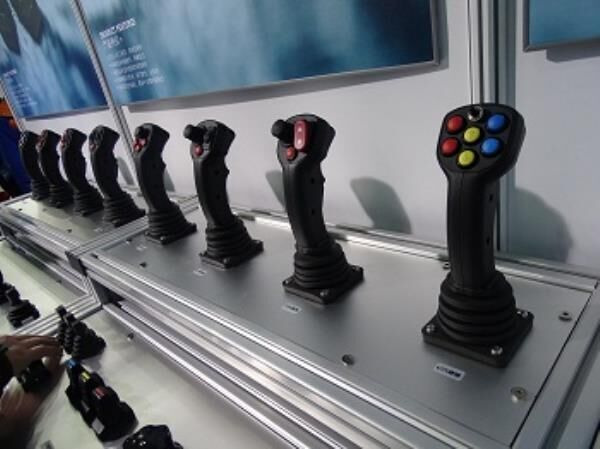 Joistik Kumanda Kolları - Instrumentenpaneel voor Graafmachine: afbeelding 1 Joistik Kumanda Kolları - Instrumentenpaneel voor Graafmachine: afbeelding 1