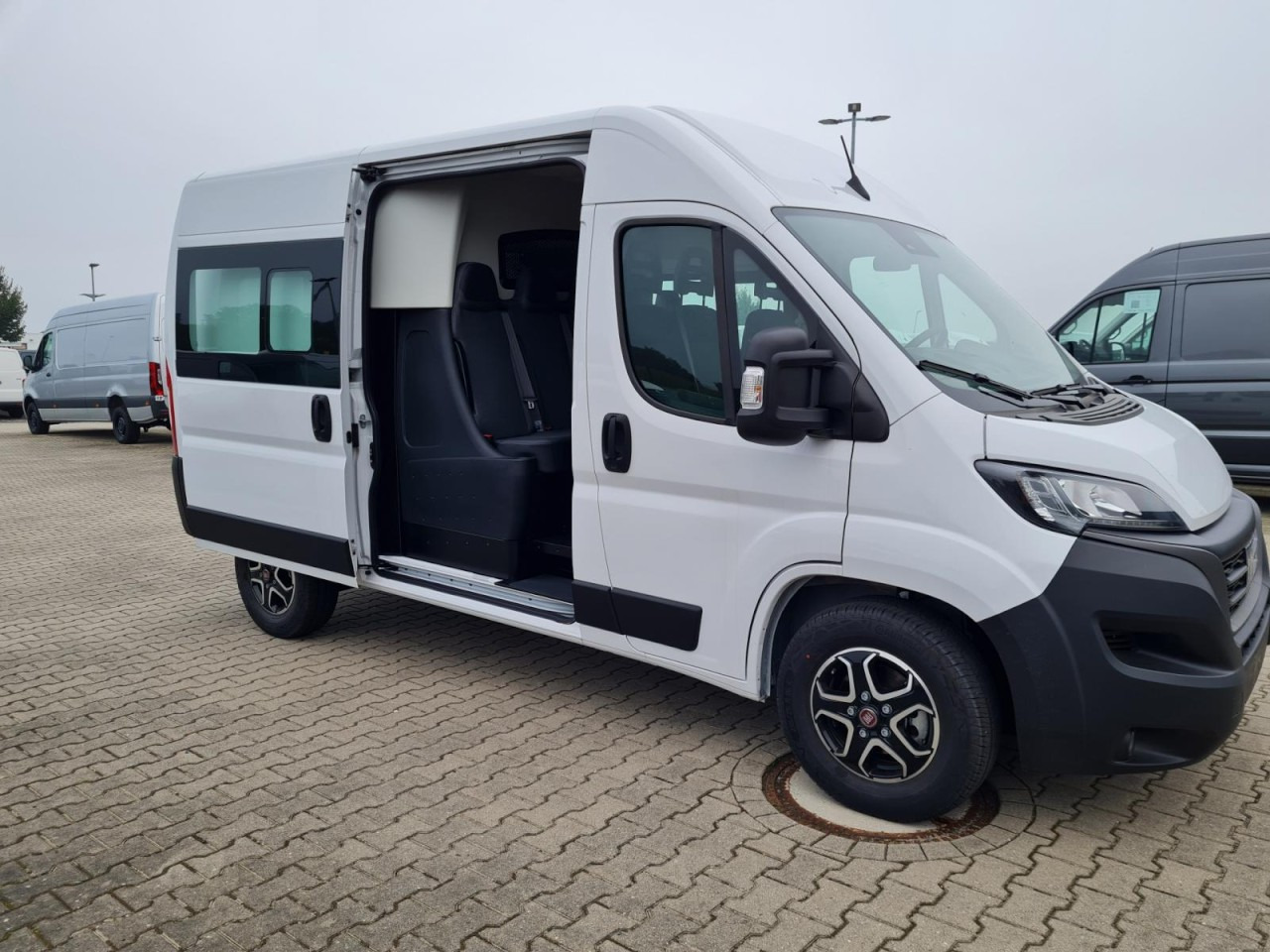 Fiat Ducato 35 Kombi Doka 7-Sitze 2x Schiebetür Maxi L2H2 - Minibus, Personenvervoer: afbeelding 3 Fiat Ducato 35 Kombi Doka 7-Sitze 2x Schiebetür Maxi L2H2 - Minibus, Personenvervoer: afbeelding 3