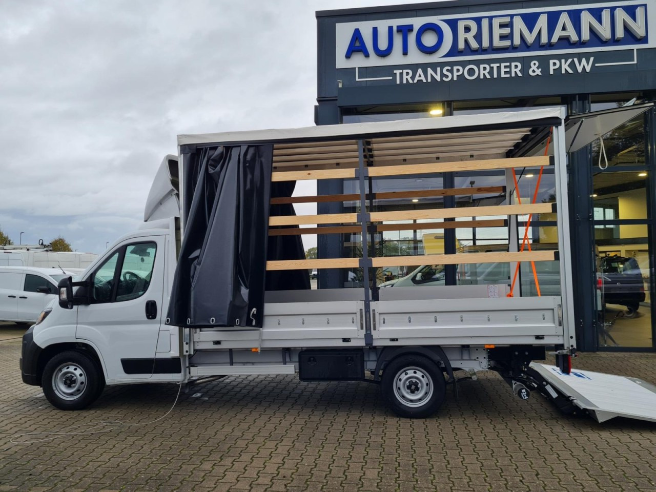 Fiat Ducato 35 Maxi Pritsche 2x Schiebeplane LBW LUFTFEDER - Huifzeil bedrijfswagen: afbeelding 2 Fiat Ducato 35 Maxi Pritsche 2x Schiebeplane LBW LUFTFEDER - Huifzeil bedrijfswagen: afbeelding 2