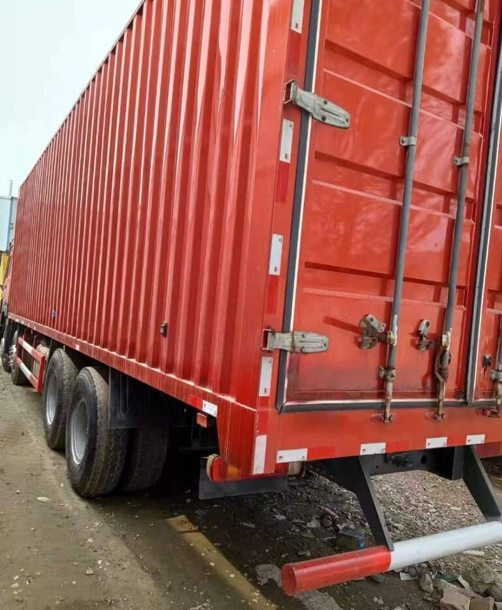 Howo 8X4 Box Truck Box Van - Containertransporter/ Wissellaadbak vrachtwagen: afbeelding 3 Howo 8X4 Box Truck Box Van - Containertransporter/ Wissellaadbak vrachtwagen: afbeelding 3