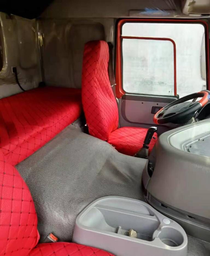 Howo 8X4 Box Truck Box Van - Containertransporter/ Wissellaadbak vrachtwagen: afbeelding 5 Howo 8X4 Box Truck Box Van - Containertransporter/ Wissellaadbak vrachtwagen: afbeelding 5
