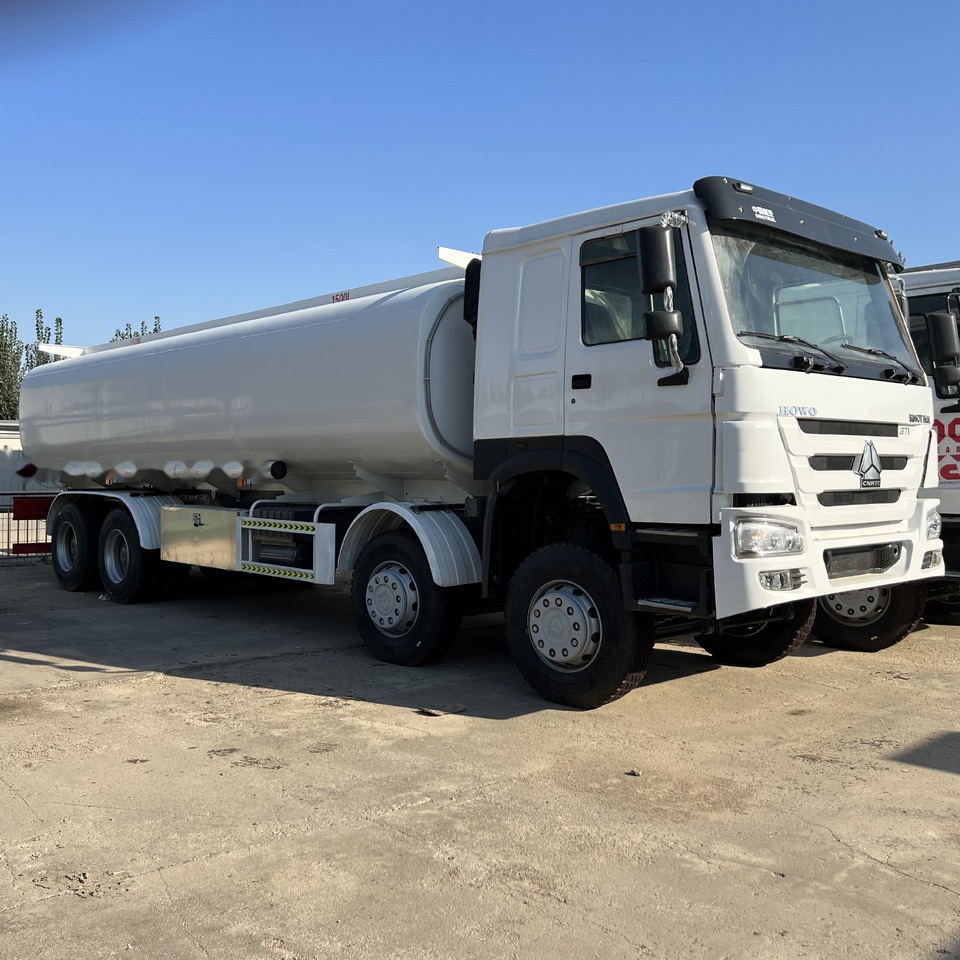 Sinotruk HOWO 371 8*4 Tank truck - Tankwagen: afbeelding 1 Sinotruk HOWO 371 8*4 Tank truck - Tankwagen: afbeelding 1