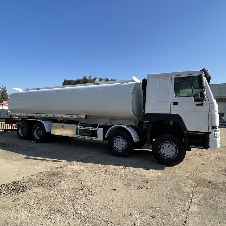 Sinotruk HOWO 371 8*4 Tank truck - Tankwagen: afbeelding 2 Sinotruk HOWO 371 8*4 Tank truck - Tankwagen: afbeelding 2