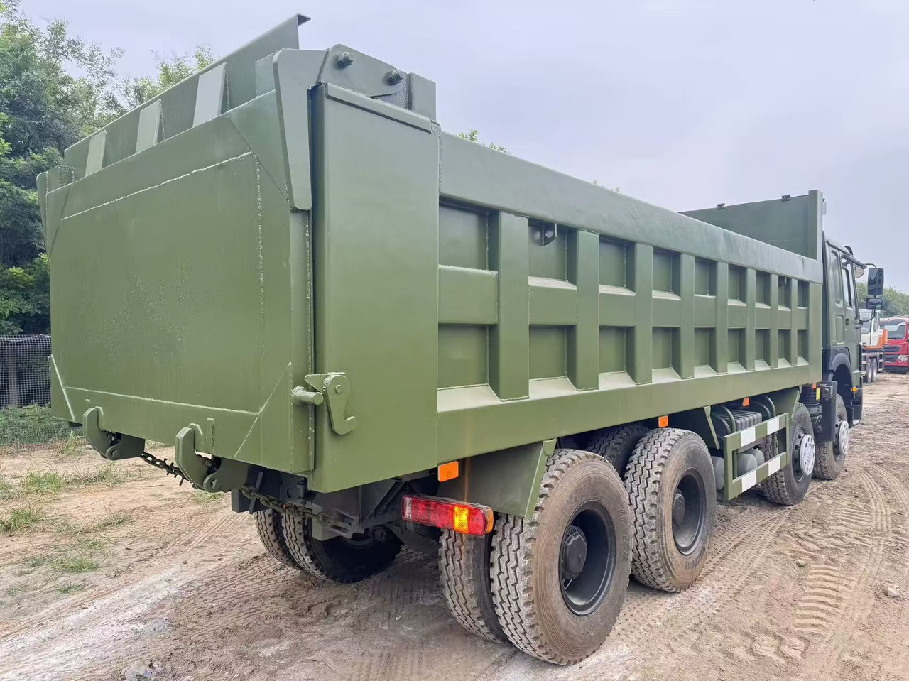 Sinotruk HOWO 380 - Kipper vrachtwagen: afbeelding 4 Sinotruk HOWO 380 - Kipper vrachtwagen: afbeelding 4