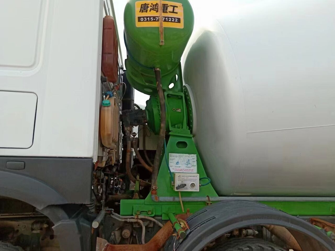 Sinotruk HOWO 8*4 Concrete mixer truck - Betonmixer: afbeelding 4 Sinotruk HOWO 8*4 Concrete mixer truck - Betonmixer: afbeelding 4