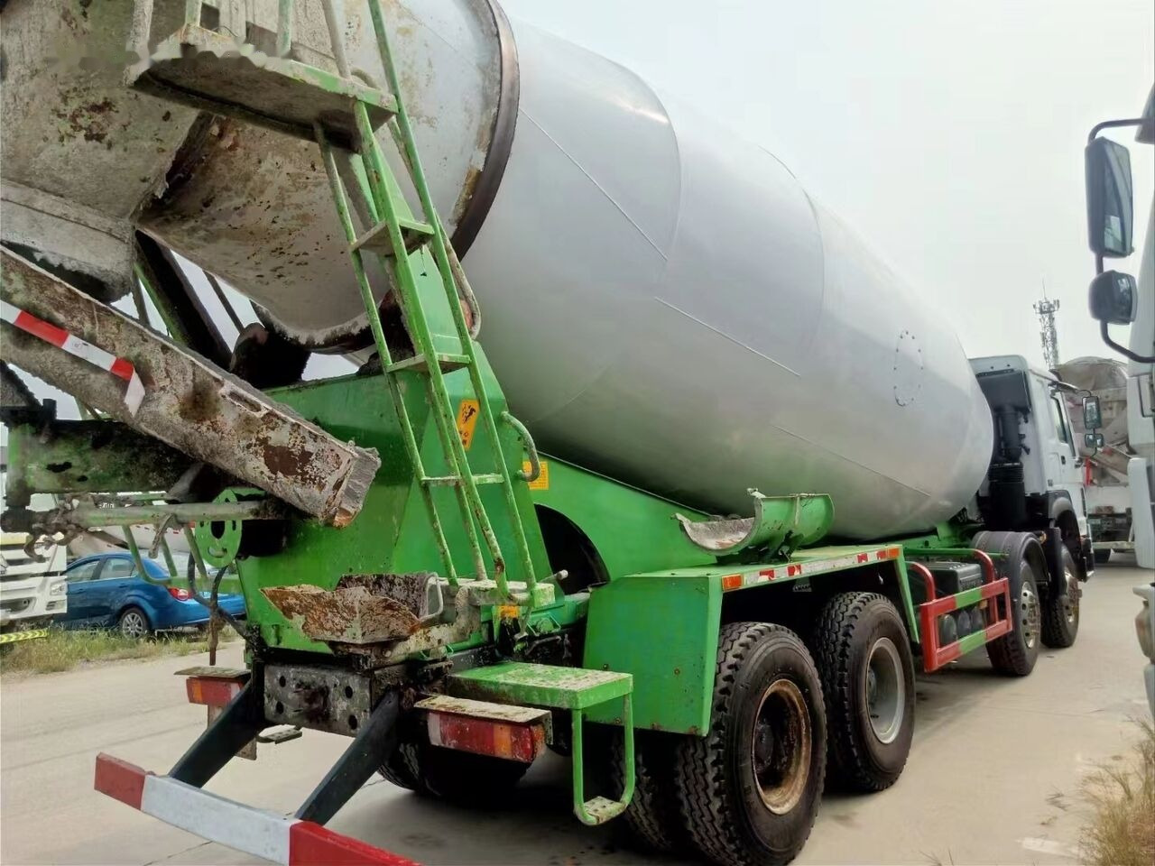 Sinotruk HOWO 8*4 Concrete mixer truck - Betonmixer: afbeelding 3 Sinotruk HOWO 8*4 Concrete mixer truck - Betonmixer: afbeelding 3