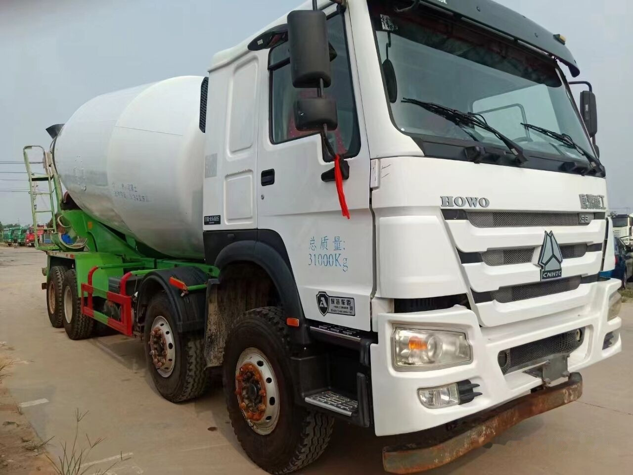 Sinotruk HOWO 8*4 Concrete mixer truck - Betonmixer: afbeelding 2 Sinotruk HOWO 8*4 Concrete mixer truck - Betonmixer: afbeelding 2