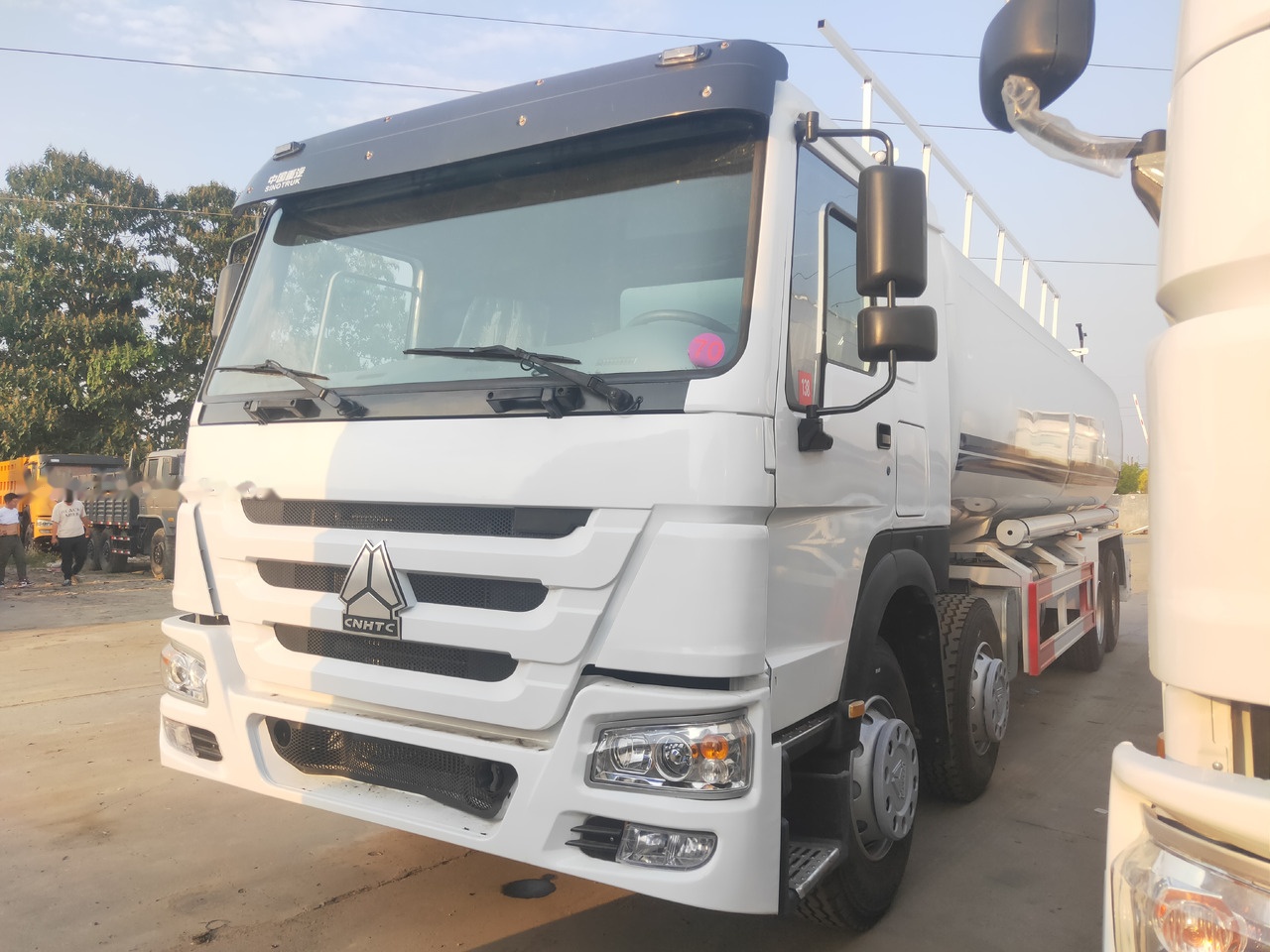 Sinotruk HOWO 8*4 Tank truck - Tankwagen: afbeelding 5 Sinotruk HOWO 8*4 Tank truck - Tankwagen: afbeelding 5