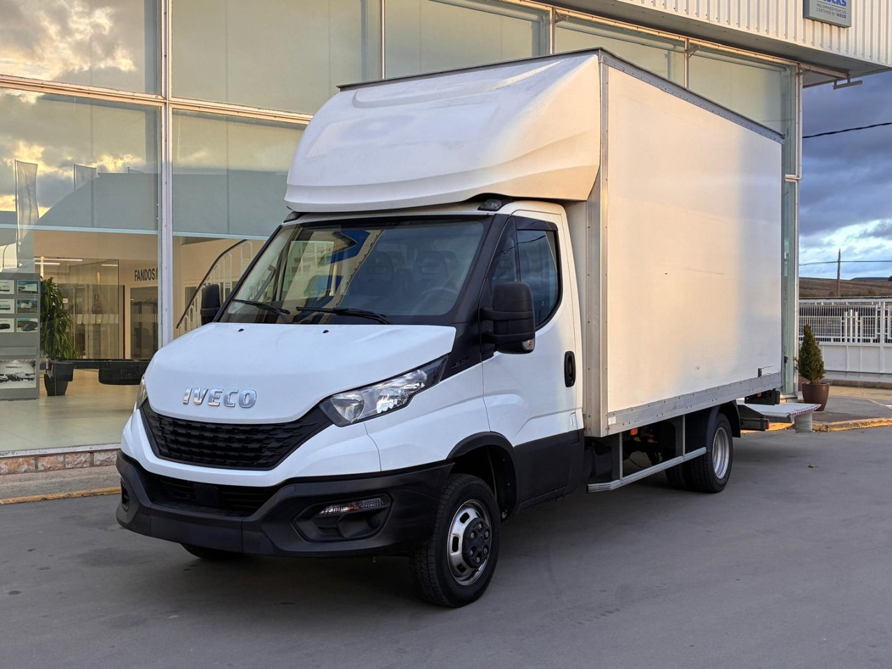 Caja cerrada IVECO 35C14 20m3 con puertas traseras y rampa elevadora - Bestelwagen gesloten laadbak: afbeelding 1 Caja cerrada IVECO 35C14 20m3 con puertas traseras y rampa elevadora - Bestelwagen gesloten laadbak: afbeelding 1