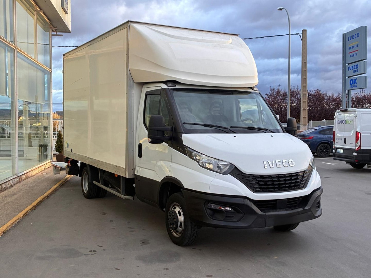 Caja cerrada IVECO 35C14 20m3 con puertas traseras y rampa elevadora - Bestelwagen gesloten laadbak: afbeelding 3 Caja cerrada IVECO 35C14 20m3 con puertas traseras y rampa elevadora - Bestelwagen gesloten laadbak: afbeelding 3