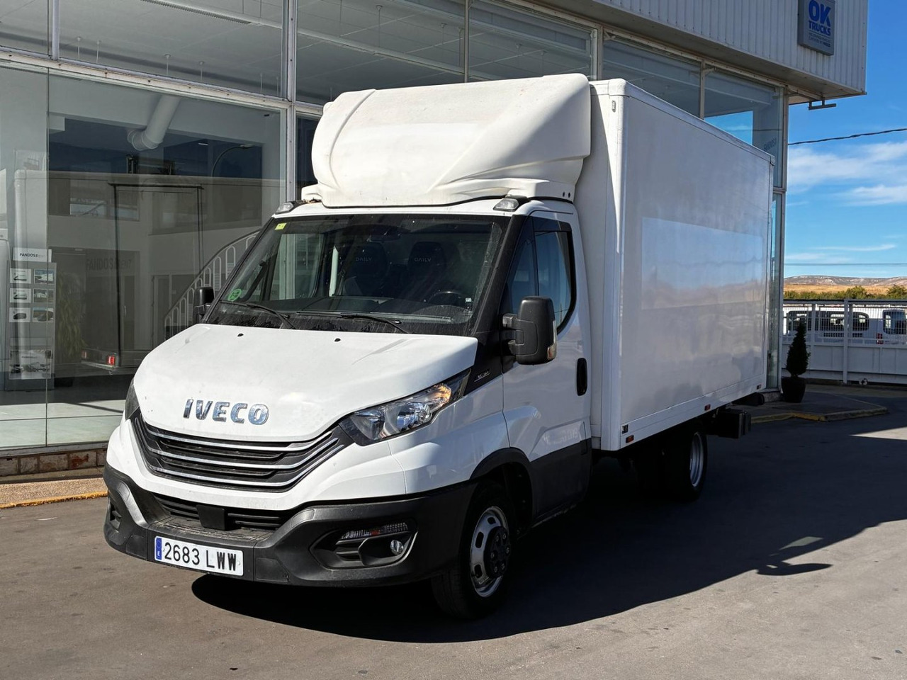 Caja cerrada con plataforma elevadora IVECO 35C14 20m3 con puerta lateral - Bestelwagen gesloten laadbak: afbeelding 1 Caja cerrada con plataforma elevadora IVECO 35C14 20m3 con puerta lateral - Bestelwagen gesloten laadbak: afbeelding 1