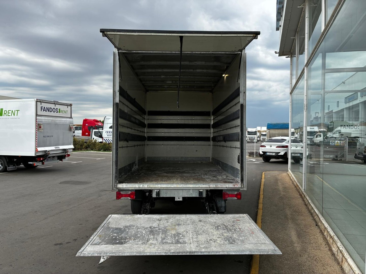 Caja cerrada con plataforma elevadora IVECO 35C16 20m3 - Bestelwagen gesloten laadbak: afbeelding 4 Caja cerrada con plataforma elevadora IVECO 35C16 20m3 - Bestelwagen gesloten laadbak: afbeelding 4