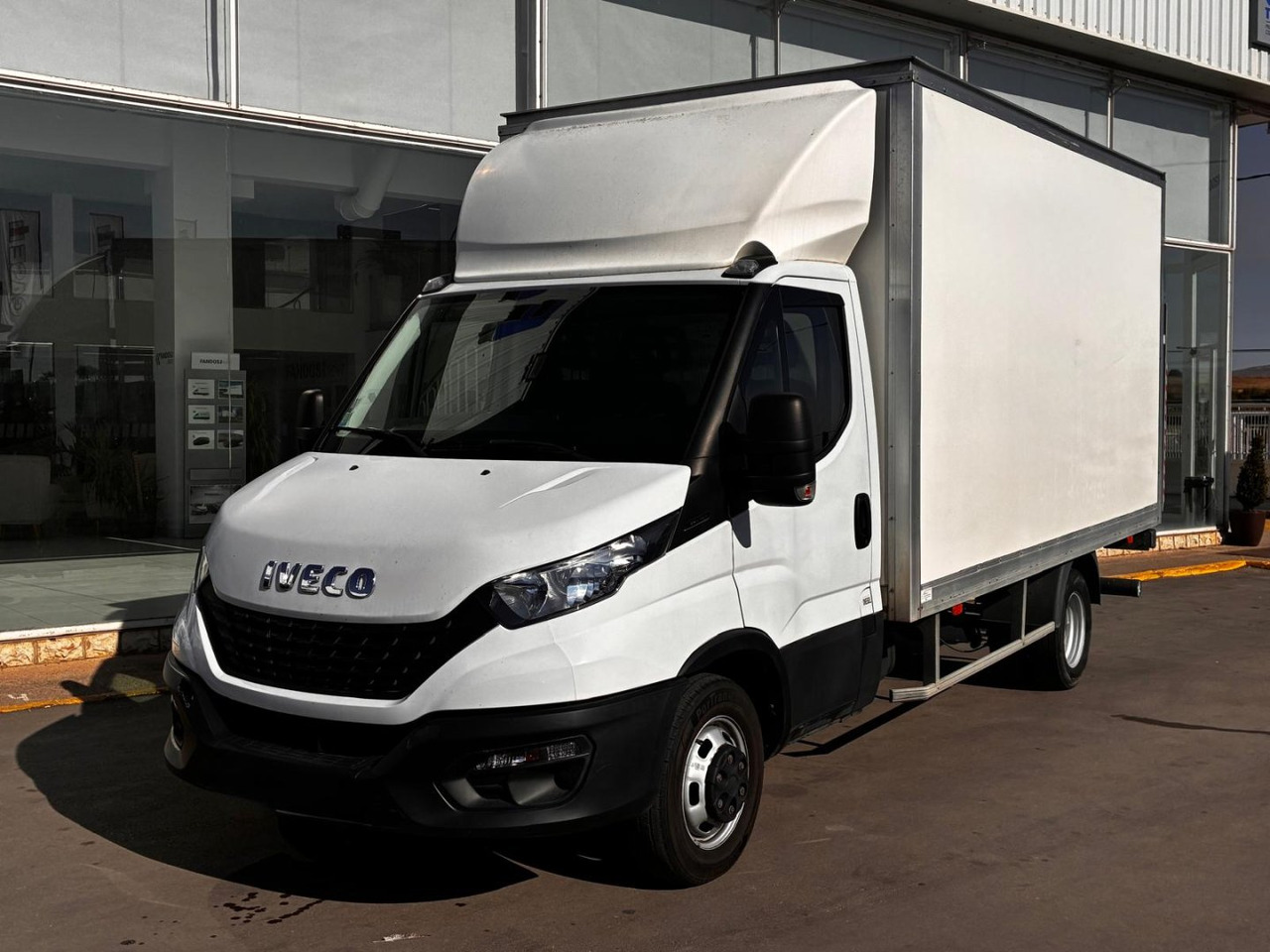 Caja cerrada con plataforma elevadora IVECO 35C16 20m3 - Bestelwagen gesloten laadbak: afbeelding 1 Caja cerrada con plataforma elevadora IVECO 35C16 20m3 - Bestelwagen gesloten laadbak: afbeelding 1