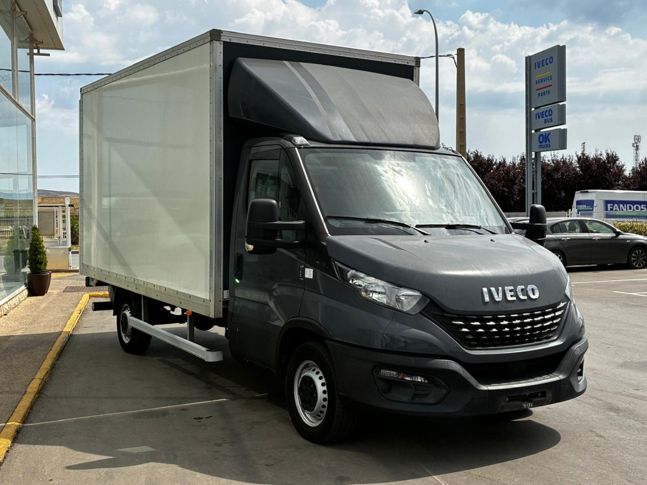 Caja cerrada con plataforma elevadora IVECO 35C16 20m3 - Bestelwagen gesloten laadbak: afbeelding 3 Caja cerrada con plataforma elevadora IVECO 35C16 20m3 - Bestelwagen gesloten laadbak: afbeelding 3