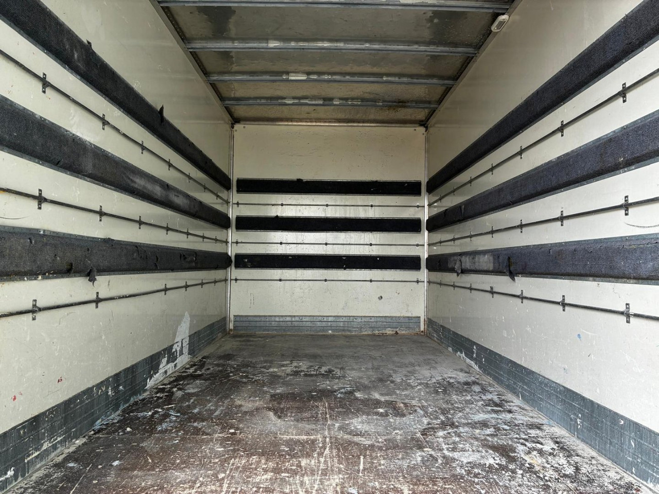 Caja cerrada con plataforma elevadora IVECO 35C16 20m3 - Bestelwagen gesloten laadbak: afbeelding 5 Caja cerrada con plataforma elevadora IVECO 35C16 20m3 - Bestelwagen gesloten laadbak: afbeelding 5