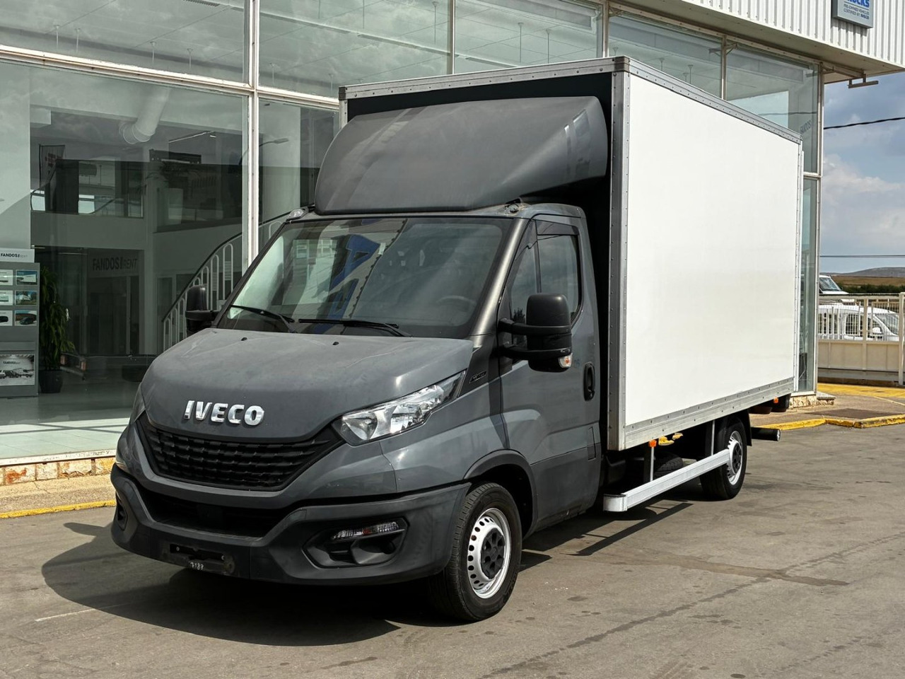 Caja cerrada con plataforma elevadora IVECO 35C16 20m3 - Bestelwagen gesloten laadbak: afbeelding 1 Caja cerrada con plataforma elevadora IVECO 35C16 20m3 - Bestelwagen gesloten laadbak: afbeelding 1